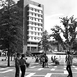 学生 cross the Brickyard on the way to class in 1972.