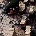 20世纪80年代，设施工人在一个项目中分隔砖块.