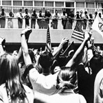 学生们用砖头抗议越南战争.