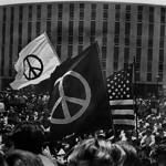 抗议越南战争的旗帜飘扬，背景是哈里森大厅的升起.