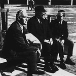 校长约翰·考德威尔(左), McCree Smith和景观建筑师Hal McNeely(右)在1968年创始人日“砖砌购物中心项目”的官方献礼上发表在《技术员》杂志的首页上.
