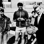 Women's basketball coach Kay Yow (left) oversees a “tip off ” between alumni Raleigh Mayor Smedes York and North Carolina Gov. James Hunt (right) in front of DH 山图书馆. (摄影:西蒙·格里菲斯)