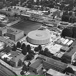 1961年哈里森大厅和大学广场的鸟瞰图.
