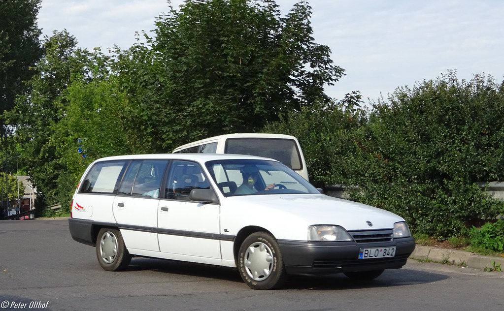 : Opel Omega A Caravan
