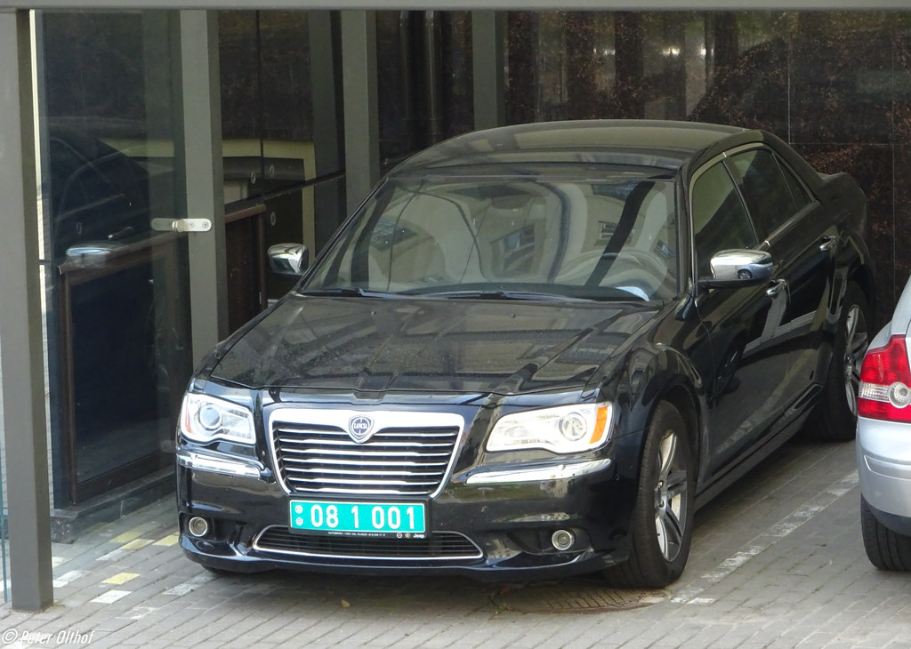 : Lancia Thema, with diplomatic plates