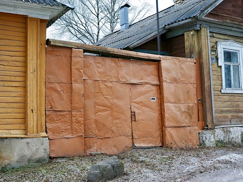 DP2Q9527 Dom 7, Nekrasova Street. Crinkled sheet-metal gate ©  carlfbagge