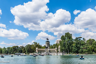 El estanque, con el Monumento a Alfonso XII al fondo.