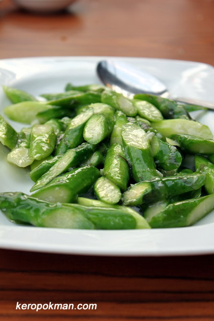 Asparagus stir fried with garlic