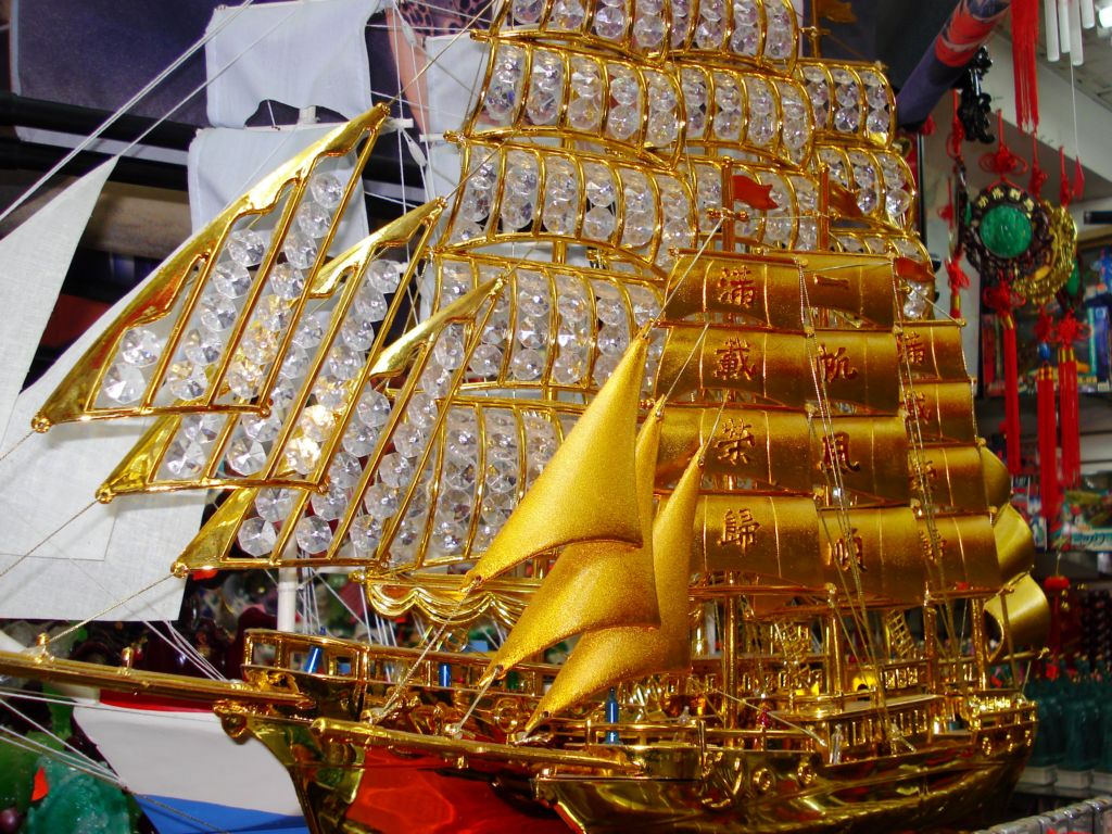 Найден корабль с золотом. Золотой корабль. Корабль с золотом. Парусник с золотом. Корабль из золота.