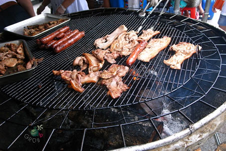 原木烤山豬肉和大香腸