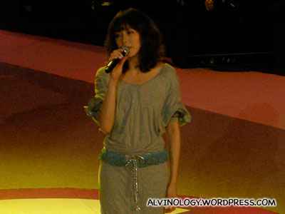 Olivia Ong - the first singer for the night