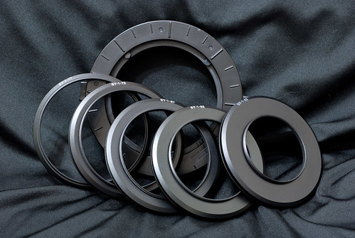 設計給不同口徑的鏡頭用的接環，最小 52 mm，最大 77 mm