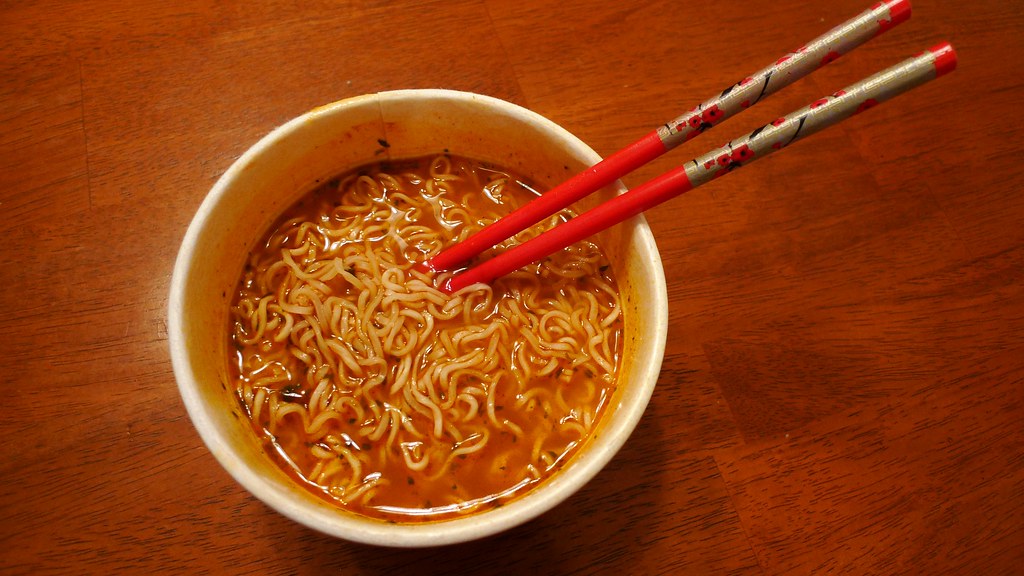 Review: Nissin Bowl Noodles Hot & Spicy - Chicken.