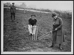 Anglų lietuvių žodynas. Žodis cricket equipment reiškia kriketas įranga lietuviškai.