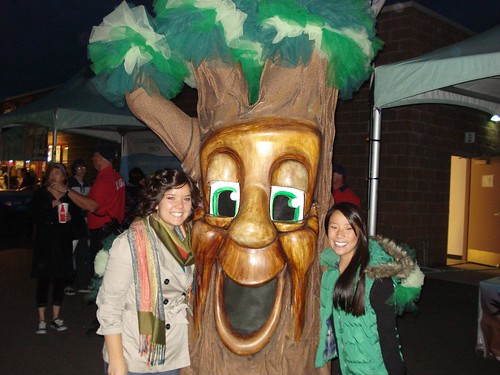 Lacy Hall and friend with Garry Oak at the Oct. 3 Jack Johnson concert in Ridgefield, WA