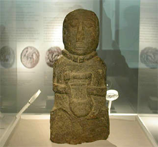 Lyre de Paule (Crwth).... Statue de barde datant de La Tène, découverte lors de fouilles de la forteresse de Paule.