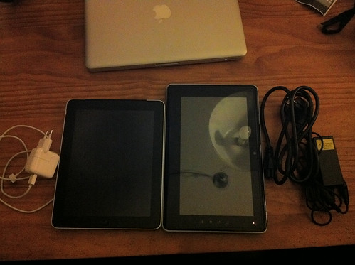 Apple iPad en Toshiba Folio 100 naast elkaar. Check de voeding lol.