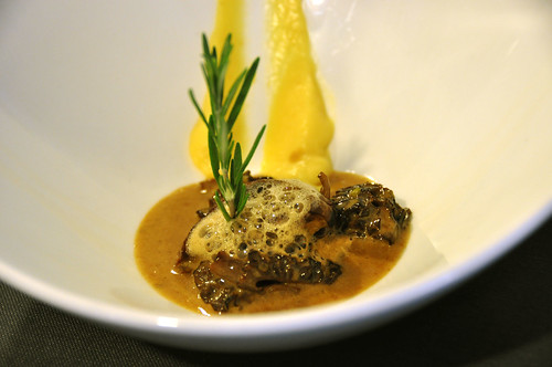 Grillet foie gras med morkler, kaffeskum og ananascreme