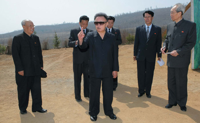 Полководец Ким Чен Ир на месте будущей базы картофелеводства 