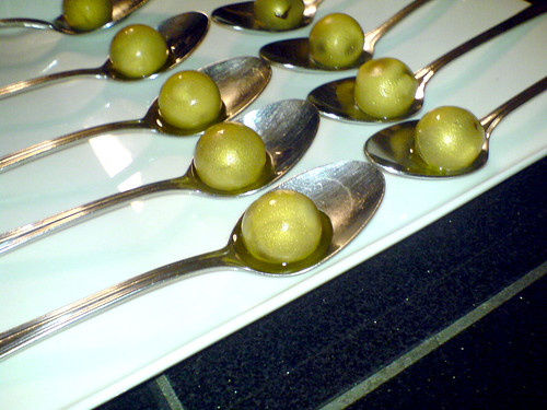Kugler af gelé og flydende chokolade med ingefær, lakridsrod, olivenolie og guld