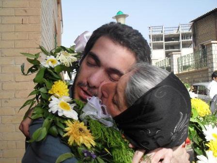 کاوه کرمانشاهی پس از آزادی در آغوش مادر