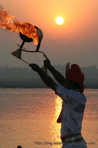 Brahamn realizando la ceremonia al amanecer en el Ganges