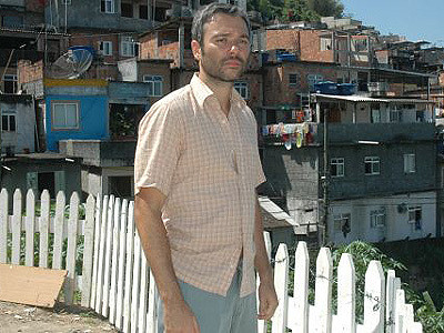 Ângelo Paes Leme na série 'A Lei e o Crime', filmada na comunidade Tavares Bastos, no Rio  - Reprodução