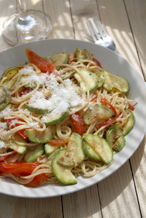 Spaghetti with zucchini and tomatoes