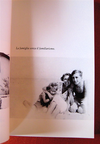 Barthes di Roland Barthes, Einaudi 1980, p. 35: "Biscarosse, Landes, con sua madre e suo fratello" (part.)