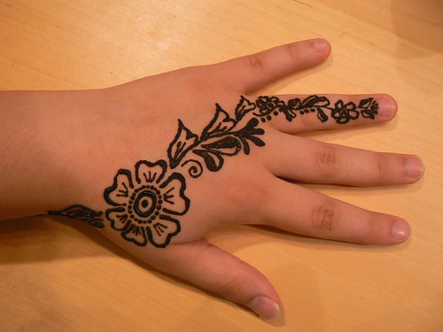 henna hand design