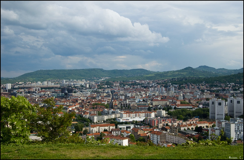 View of Clermont-Ferrand from the Parc de Montjuzet<br/>© <a href="https://flickr.com/people/37313543@N05" target="_blank" rel="nofollow">37313543@N05</a> (<a href="https://flickr.com/photo.gne?id=4871421088" target="_blank" rel="nofollow">Flickr</a>)