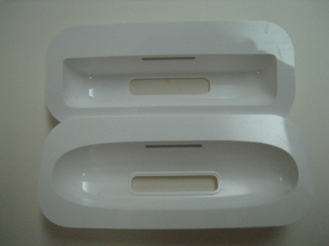 iPhone 4 Adapter (Top), iPhone 3G/3GS Adapter (Bottom)