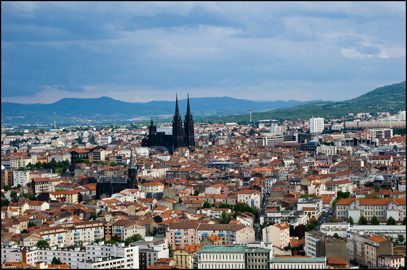 View of Clermont-Ferrand from the Parc de Montjuzet<br/>© <a href="https://flickr.com/people/37313543@N05" target="_blank" rel="nofollow">37313543@N05</a> (<a href="https://flickr.com/photo.gne?id=4870812517" target="_blank" rel="nofollow">Flickr</a>)