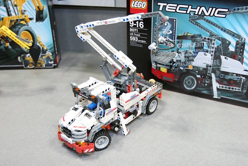 LEGO Toy Fair 2011 - Technic - 8071 Lift Truck - 2