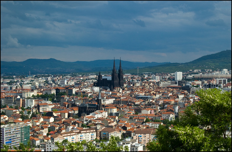 View of Clermont-Ferrand from the Parc de Montjuzet<br/>© <a href="https://flickr.com/people/37313543@N05" target="_blank" rel="nofollow">37313543@N05</a> (<a href="https://flickr.com/photo.gne?id=4871420858" target="_blank" rel="nofollow">Flickr</a>)