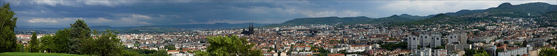 Panorama view of Clermont-Ferrand from the Parc de Montjuzet<br/>© <a href="https://flickr.com/people/37313543@N05" target="_blank" rel="nofollow">37313543@N05</a> (<a href="https://flickr.com/photo.gne?id=4871422174" target="_blank" rel="nofollow">Flickr</a>)