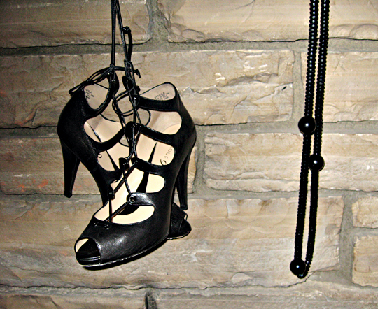boutique 9 shoes+vintage black plastic necklace