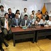 Asambleístas Rafael Dávila, Edwin Vaca, Ramiro Terán, Marco Murillo y Paco Moncayo junto a padres de familia perjudicados en rueda de prensa
