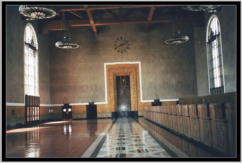 Los Angeles CA ~ Union Station ~ Shut down Lobby Area<br/>© <a href="https://flickr.com/people/7156765@N05" target="_blank" rel="nofollow">7156765@N05</a> (<a href="https://flickr.com/photo.gne?id=5083188563" target="_blank" rel="nofollow">Flickr</a>)