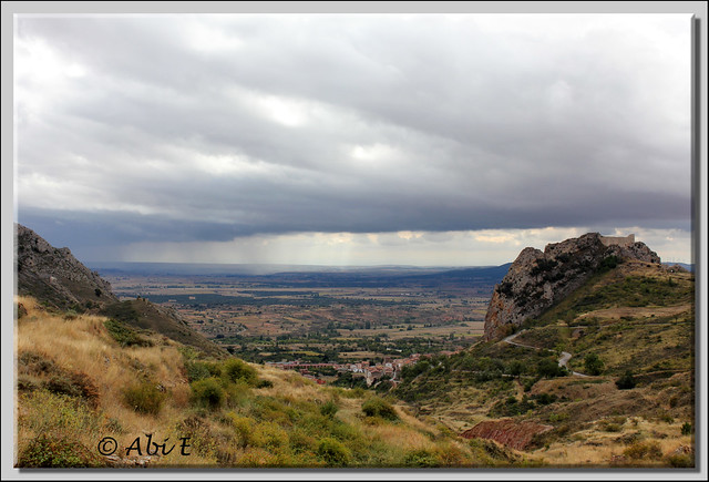 5 Vista de Poza de la Sal, su castillo y la comarca de La Bureba al fondo