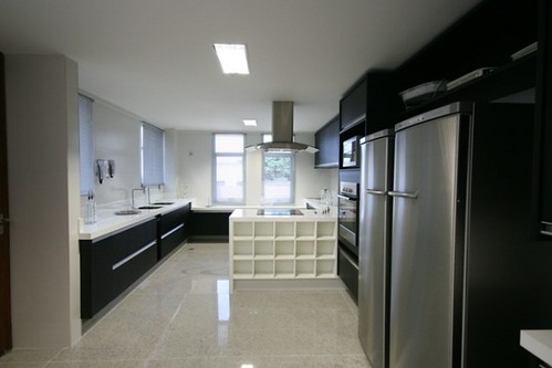 cozinha com piso de granito branco siena