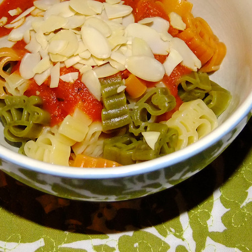 Pasta with tomato-pepper-sauce and almonds