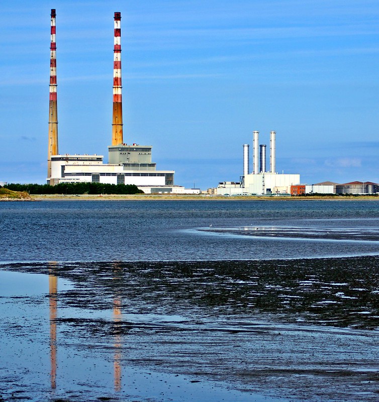 Poolbeg Reflections<br/>© <a href="https://flickr.com/people/25643444@N08" target="_blank" rel="nofollow">25643444@N08</a> (<a href="https://flickr.com/photo.gne?id=5072905016" target="_blank" rel="nofollow">Flickr</a>)