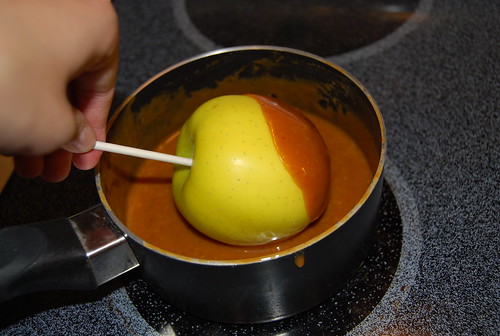 Dipping apple