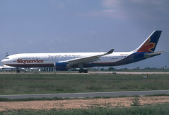 Skyservice (1st A330 in N.A.) A330-322 C-FBUS BCN 23/08/1997
