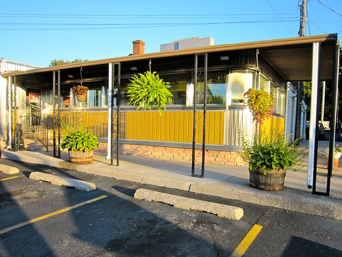 Mel's Diner Exterior