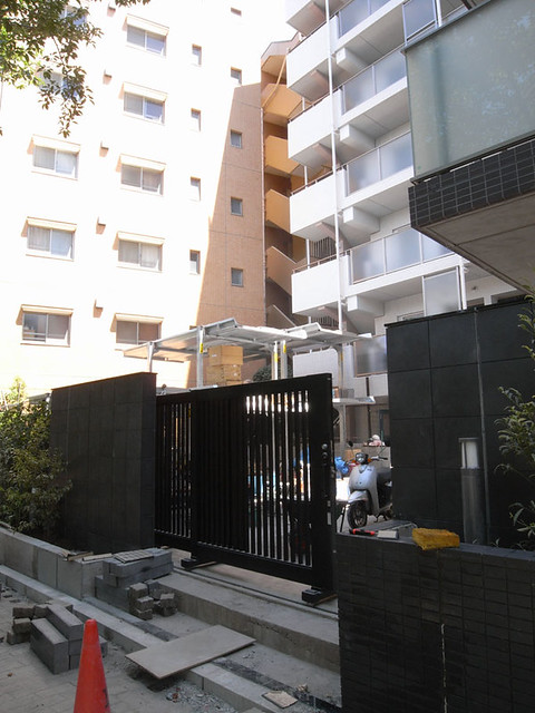 神田川側のゲート。立体駐車場が見えます。...
