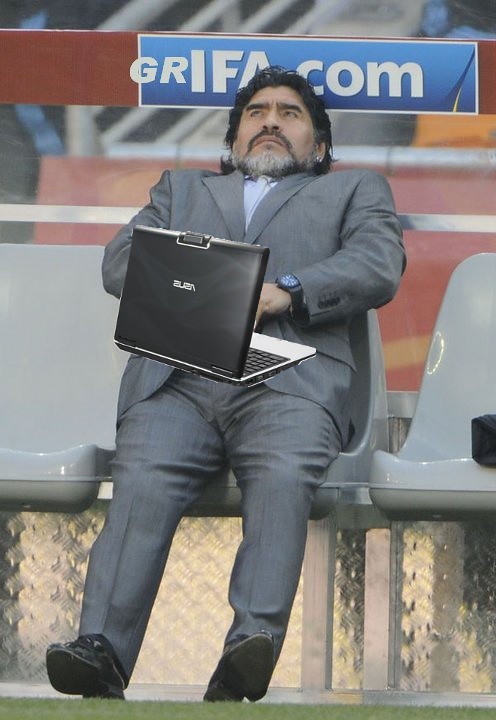Maradona tocandose