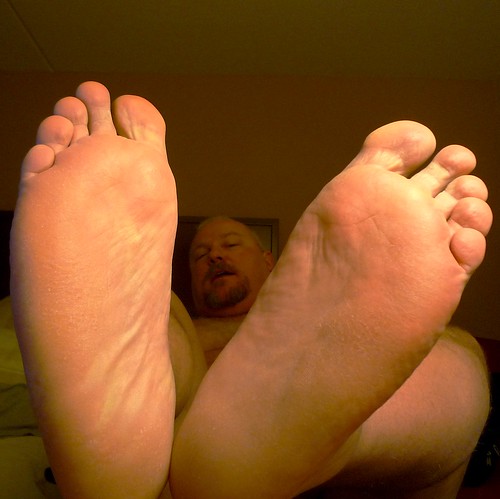 originally uploaded by. wooferSTL. big fat flat feet. 