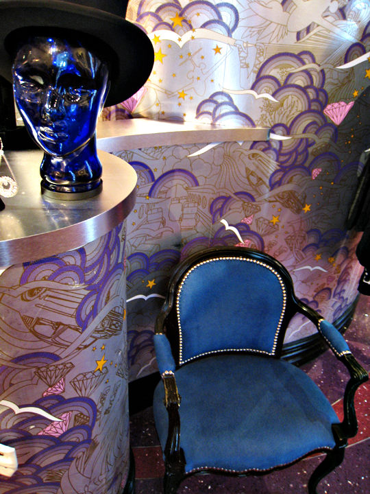 Annie Creamcheese Vegas shop+blue chair
